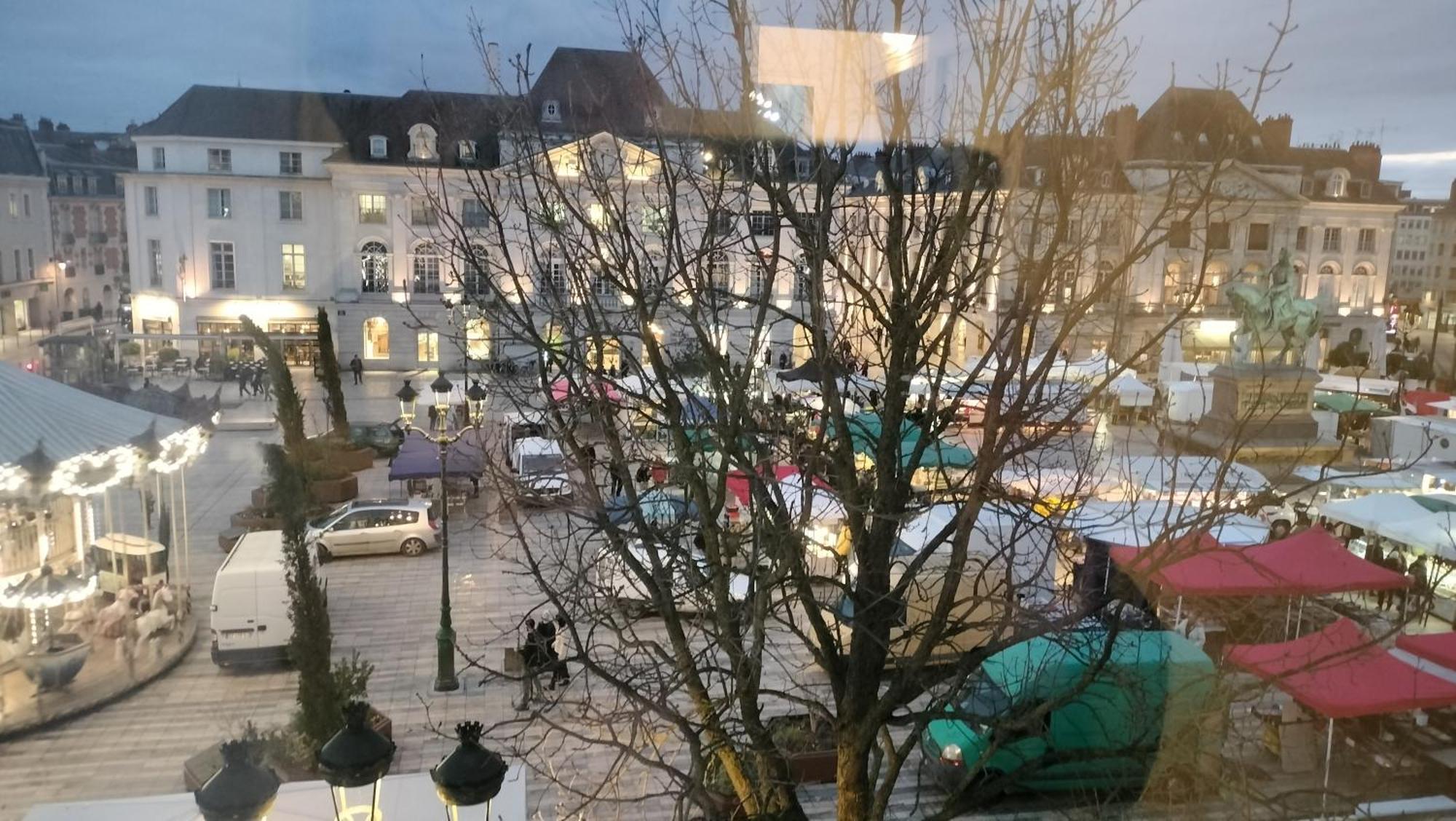Appartement Avec Belle Vue Sur La Place Du Martroi أورلييو المظهر الخارجي الصورة
